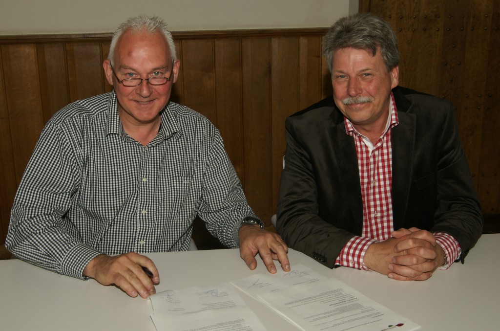Ondertekening contract Pieter Bisselink - directeur Stichting Sent en wethouder Peter Bollen