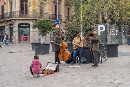 159908447-barcelona-spanje-25-feb-2020-straatartiesten-op-placa-nova-in-de-buurt-van-het-stadscentrum-in (1)